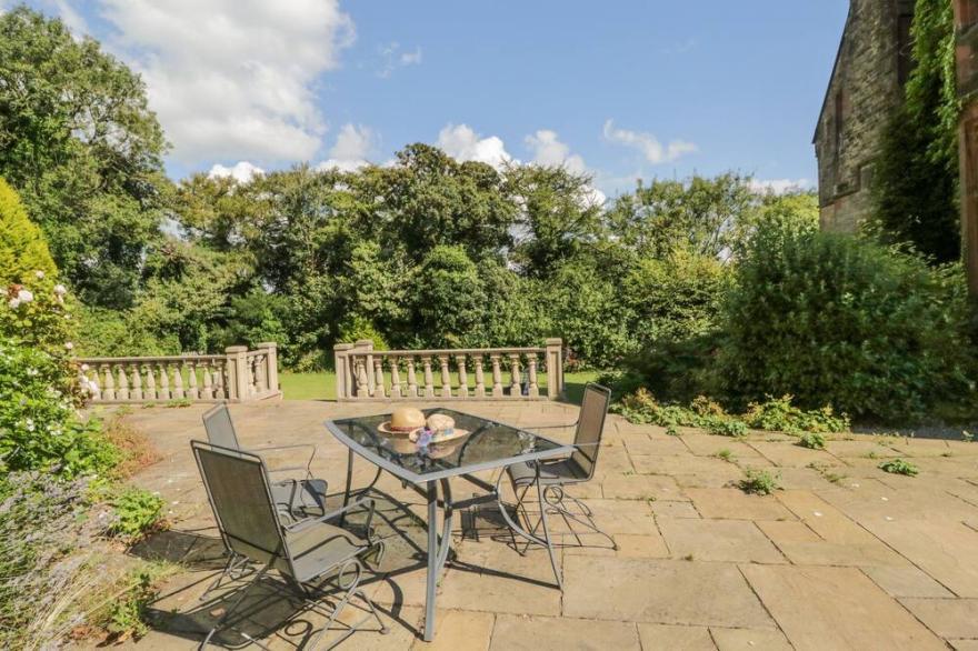MILLWOOD MANOR, pet friendly, with open fire in Dalton-In-Furness