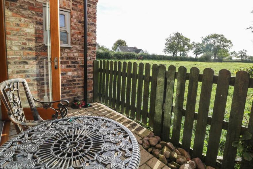DECCA COTTAGE NIDD GRANGE, romantic, with a garden in York