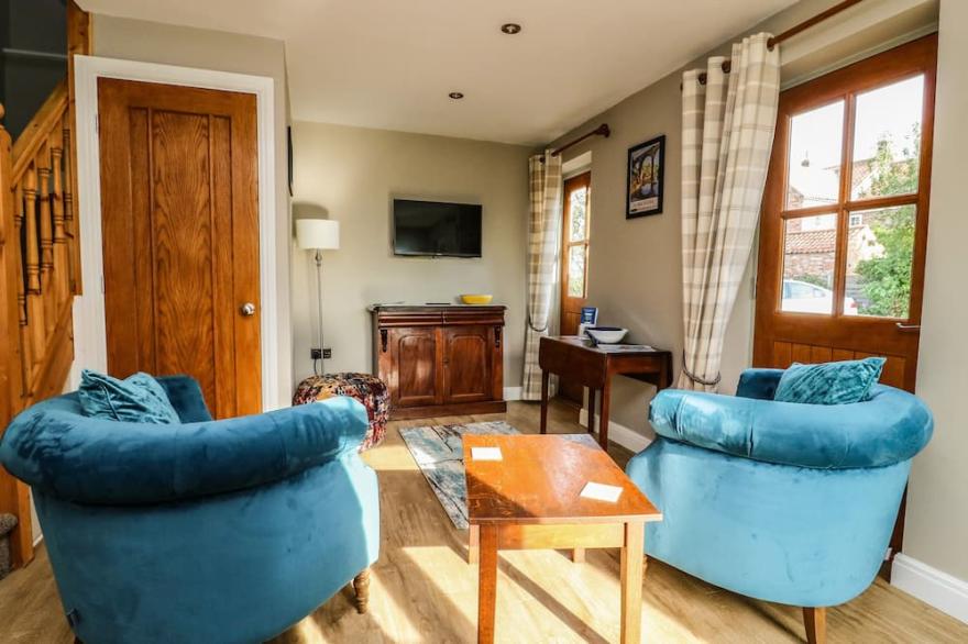 DECCA COTTAGE NIDD GRANGE, romantic, with a garden in York
