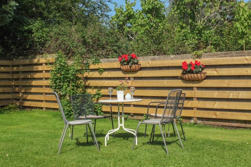 BEECHWOOD COTTAGE, family friendly, with open fire in Blair Atholl