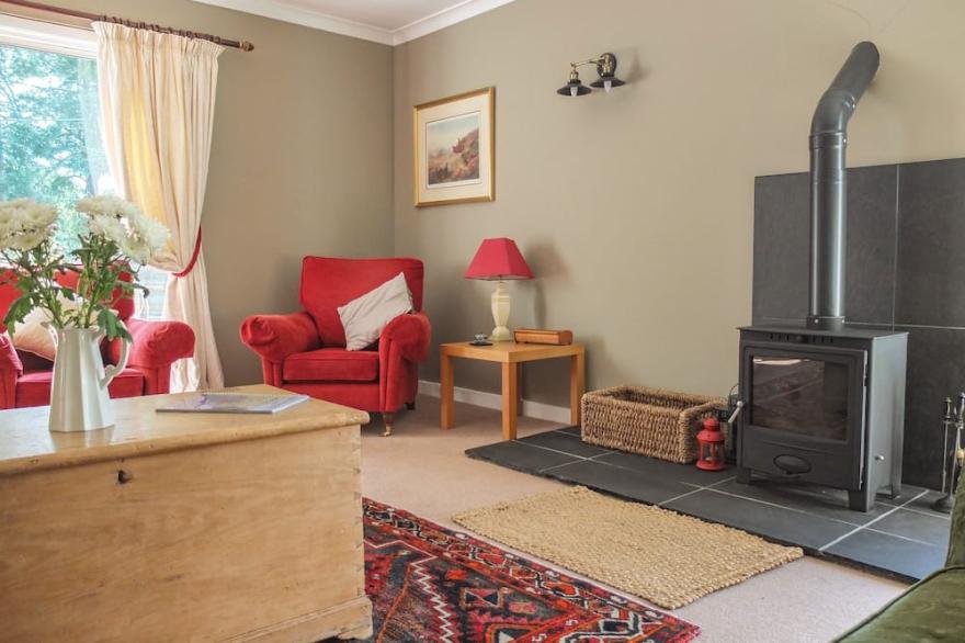 BEECHWOOD COTTAGE, family friendly, with open fire in Blair Atholl