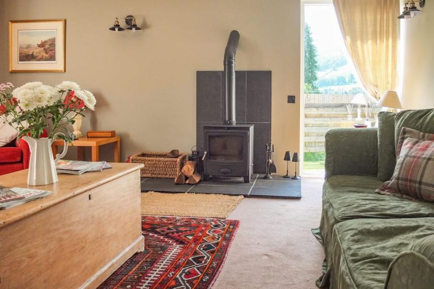 BEECHWOOD COTTAGE, family friendly, with open fire in Blair Atholl