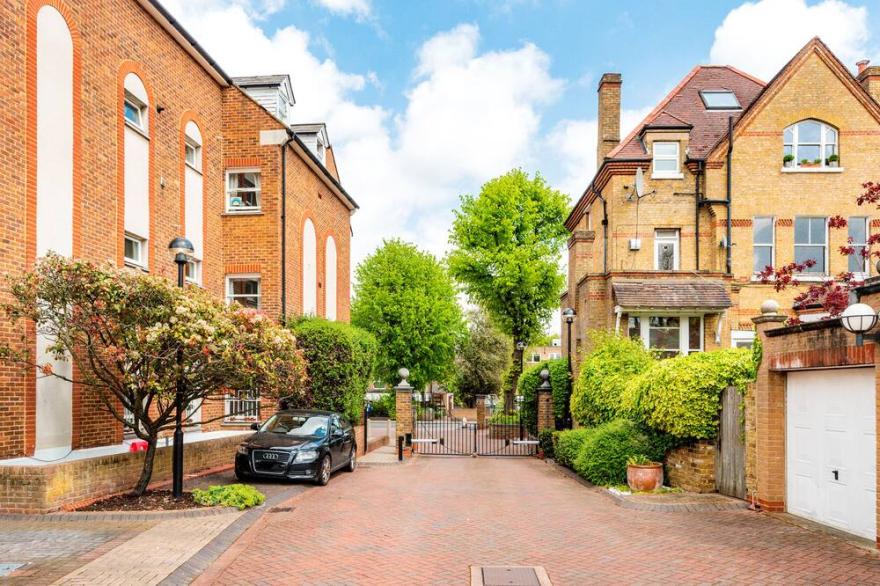 Pleasant Putney home close to the tube station by UnderTheDoormat