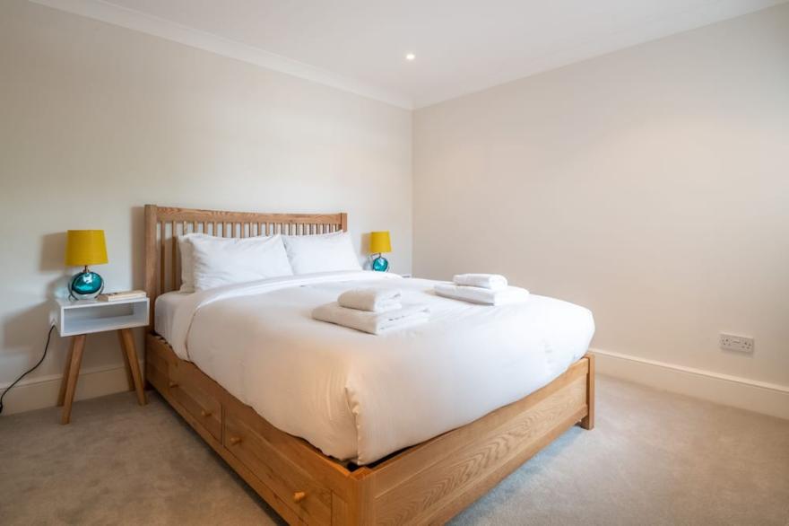 Pleasant Putney home close to the tube station by UnderTheDoormat