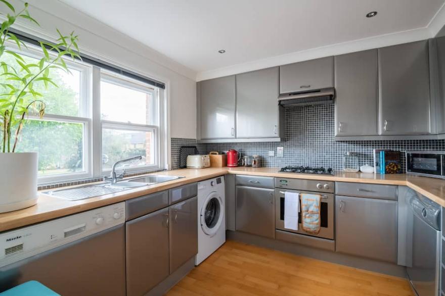 Pleasant Putney home close to the tube station by UnderTheDoormat
