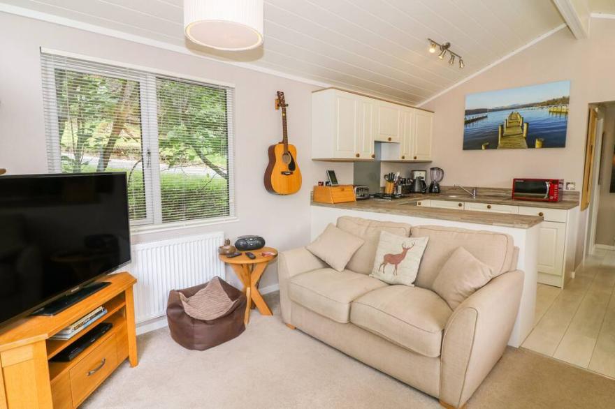 WILLOW LODGE, pet friendly in Troutbeck Bridge