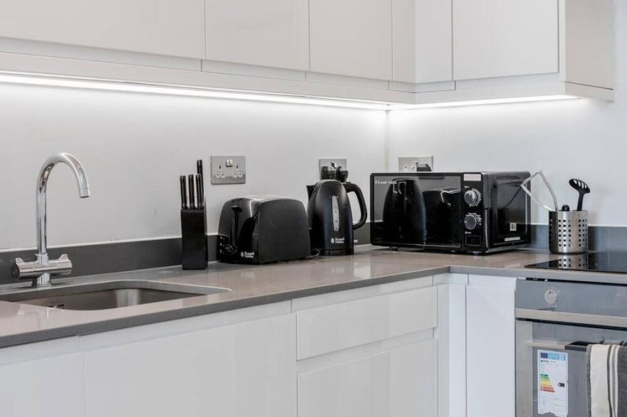 2 Bedroom Top Floor Grosvenor's Luxury Apartment - 5 mins Walk to the Station, Free WiFi
