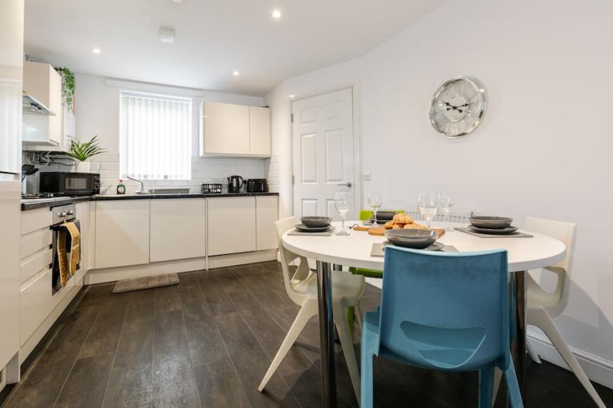 Modern Townhouse - Safe Gated Parking - City Links
