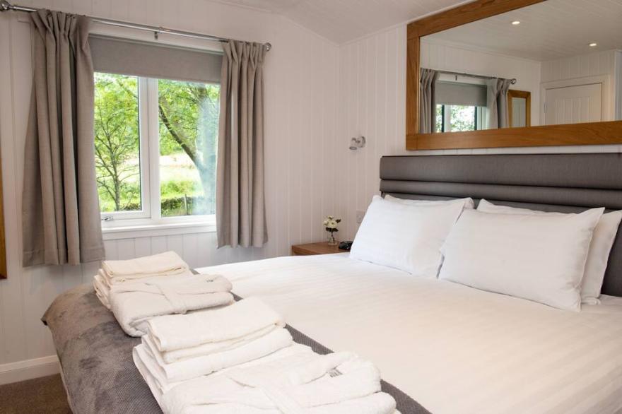 Luxurious Super-king Lodge with hot tub