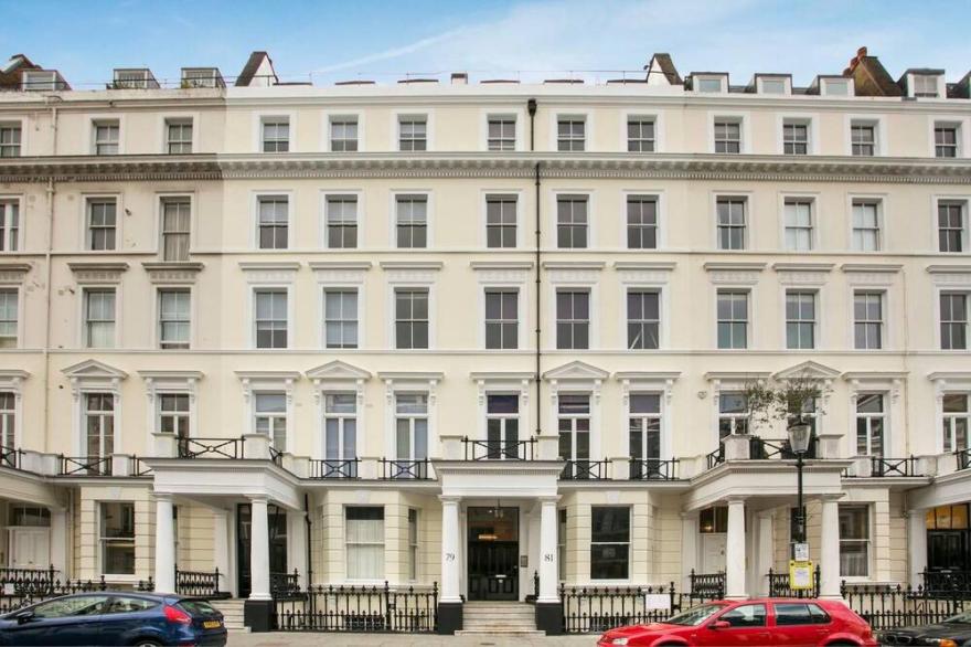 Fresh and smart two-bedroom apartment in Kensington, London