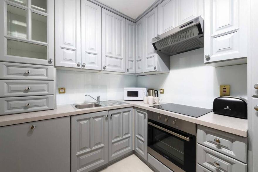 Fresh and smart two-bedroom apartment in Kensington, London