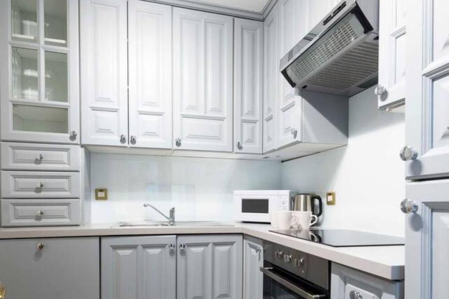 Fresh and smart two-bedroom apartment in Kensington, London