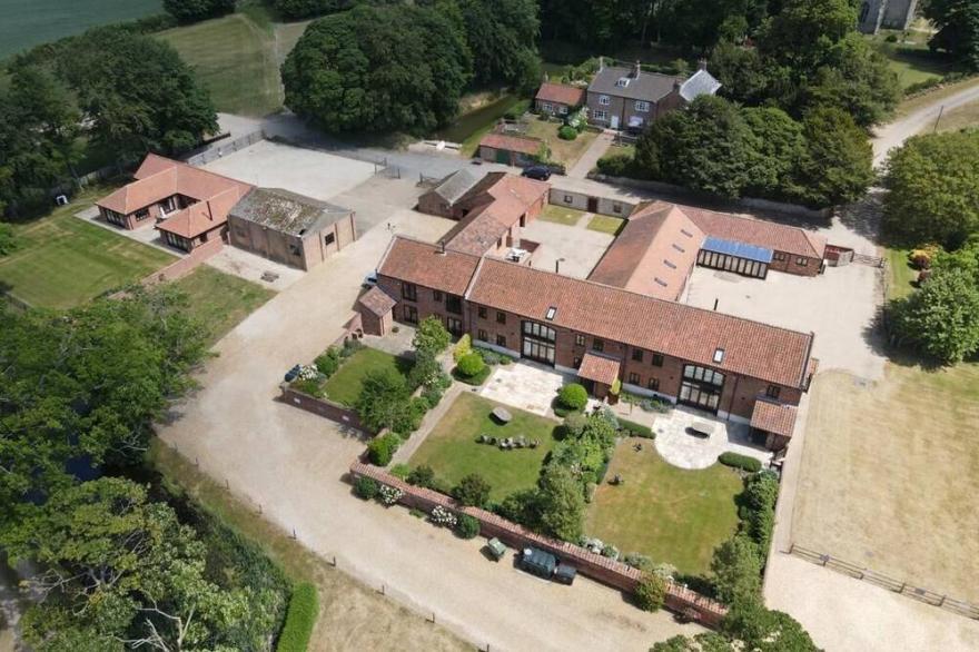 Kestrel Barn, Sleeps 10+2 (5 Bedrooms)