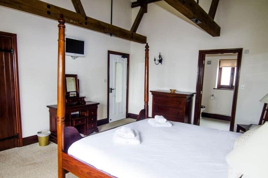 Kestrel Barn, Sleeps 10+2 (5 Bedrooms)