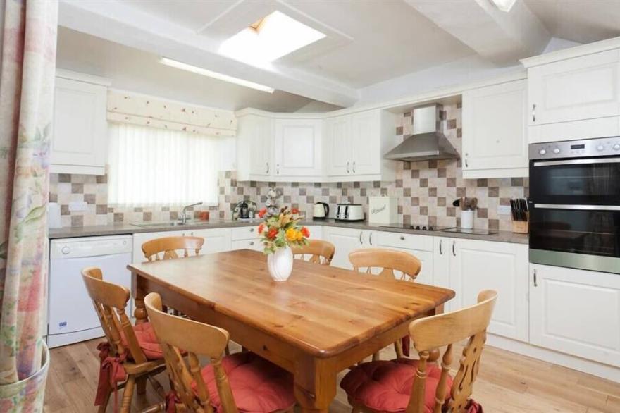 HOLLENS COTTAGE, family friendly, with a garden in Grasmere