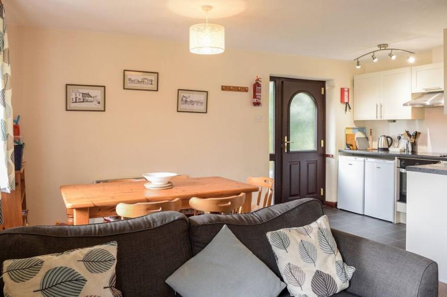 CAMPION COTTAGE, pet friendly, with pool in Bude