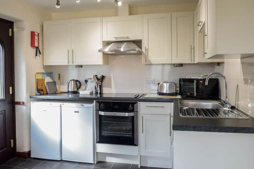 CAMPION COTTAGE, pet friendly, with pool in Bude