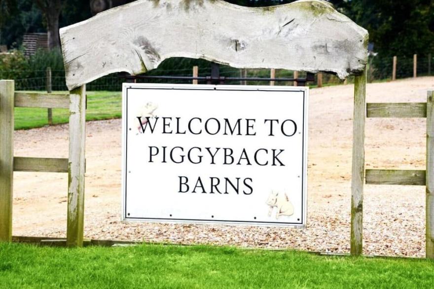 Kingfisher Barn, Sleeps 10+2 (5 Bedrooms)