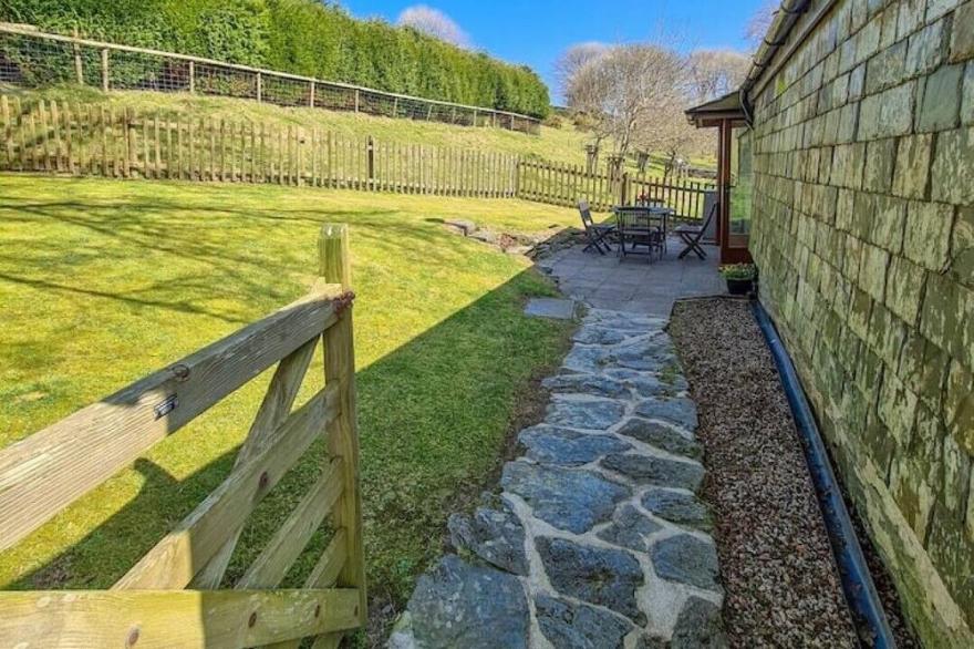 Ta Mill Olde Granary Cottage in a Stunning Retreat