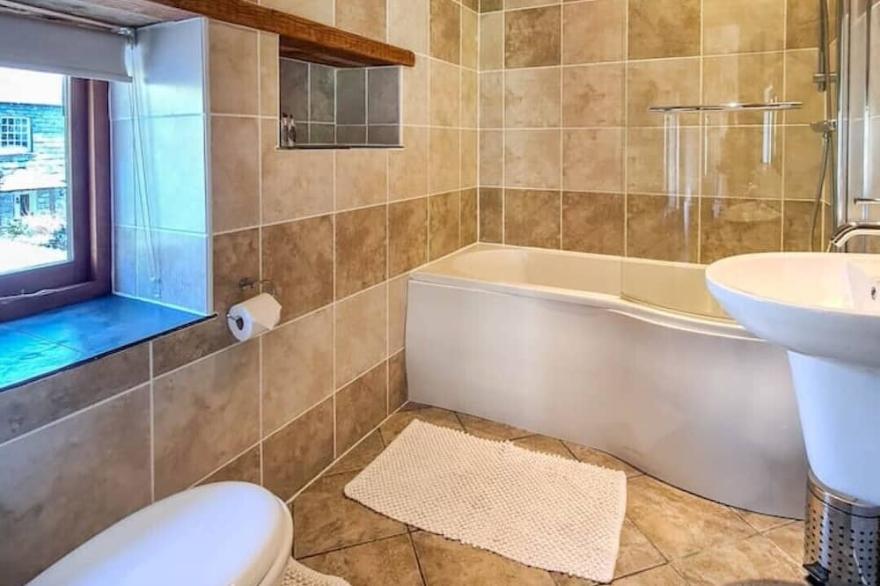 Ta Mill Olde Granary Cottage in a Stunning Retreat