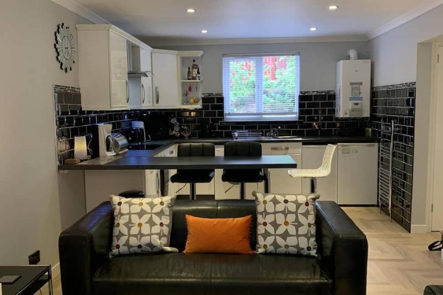 4 Star BOSWELL One-Bedroom Apartment - Glasgow - Private Parking - WiFi - Quiet