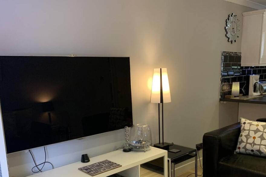 4 Star BOSWELL One-Bedroom Apartment - Glasgow - Private Parking - WiFi - Quiet