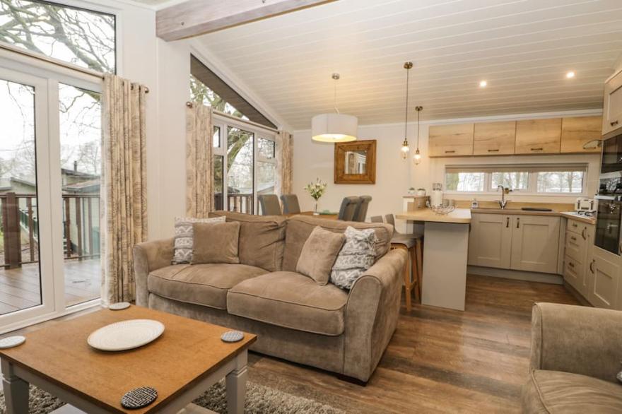 WESTBROOK LODGE, family friendly in Bowness-On-Windermere