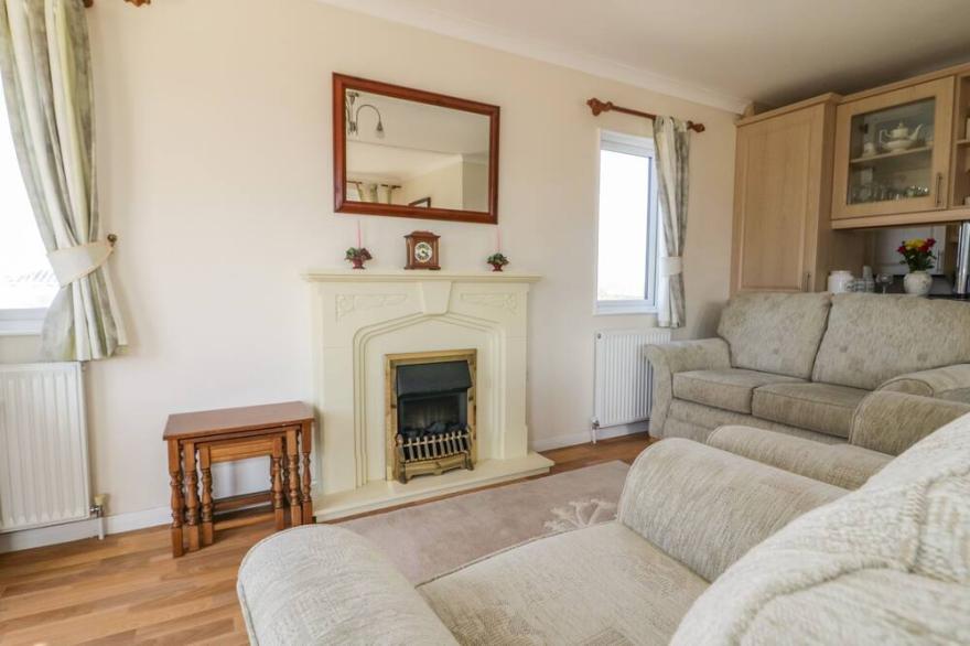 LODGE 2, family friendly, with a garden in St Merryn