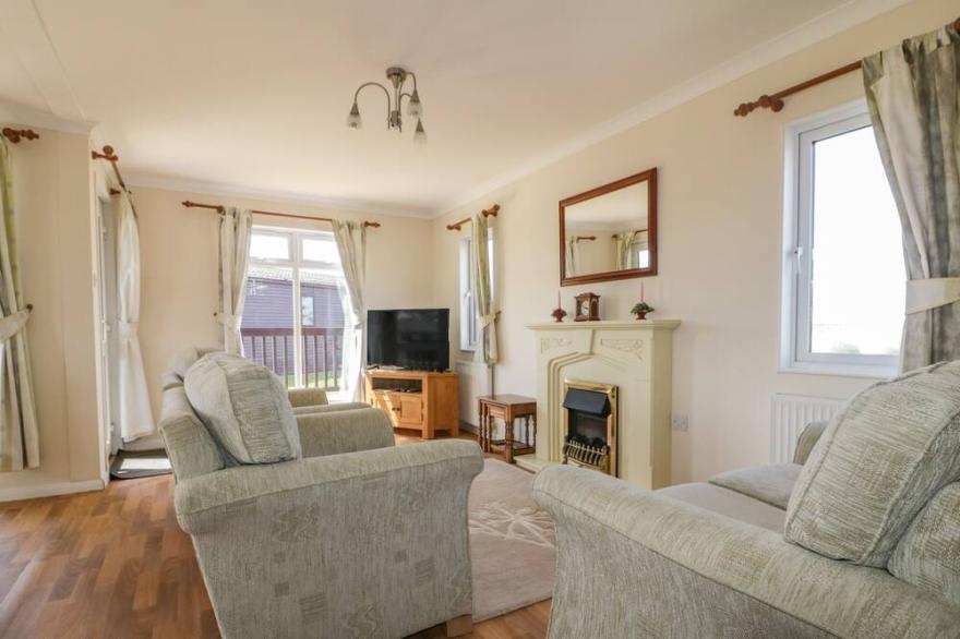 LODGE 2, family friendly, with a garden in St Merryn