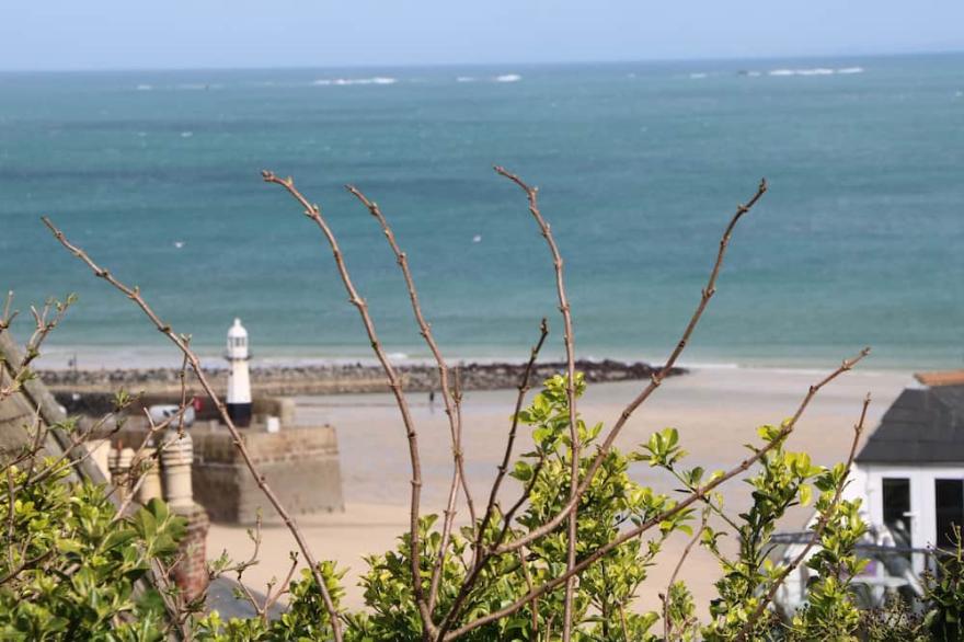 GODREVY COTTAGE, pet friendly, with a garden in Hayle