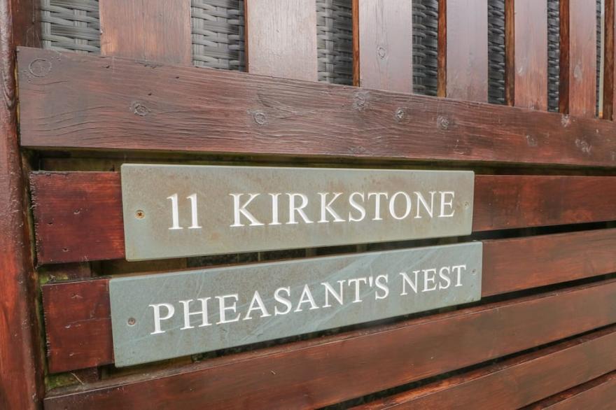 PHEASANT'S NEST, pet friendly, with a garden in Windermere