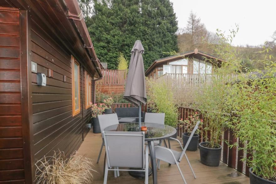 PHEASANT'S NEST, pet friendly, with a garden in Windermere
