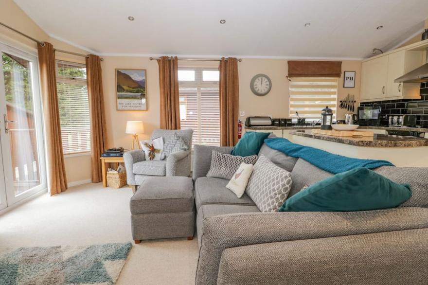 PHEASANT'S NEST, pet friendly, with a garden in Windermere
