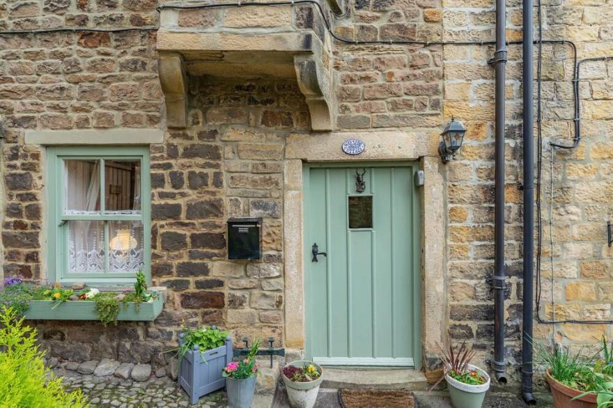 WAYSIDE COTTAGE, pet friendly, country holiday cottage in Staindrop