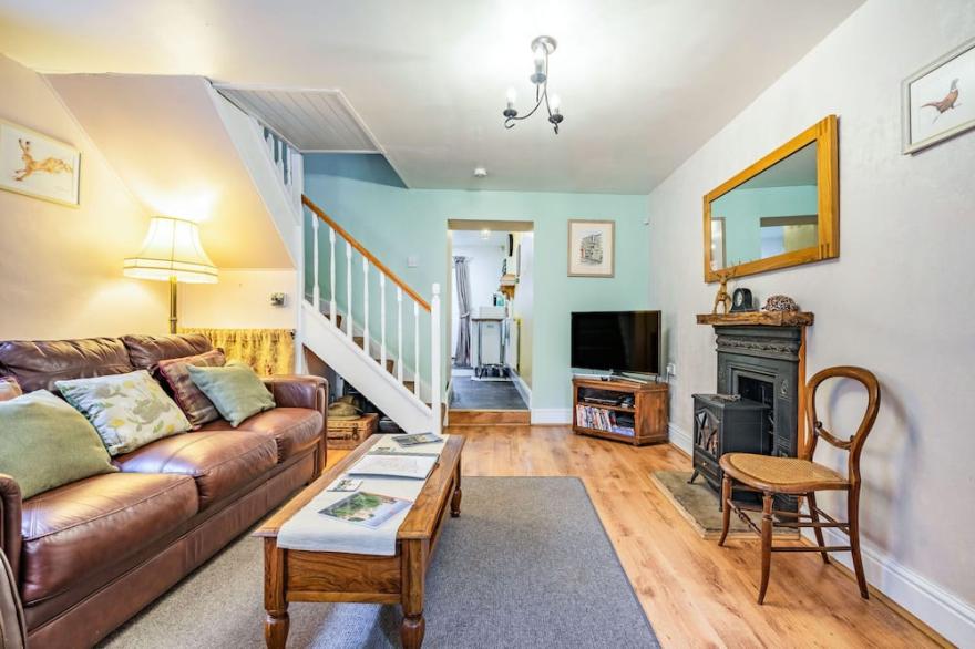 WAYSIDE COTTAGE, pet friendly, country holiday cottage in Staindrop