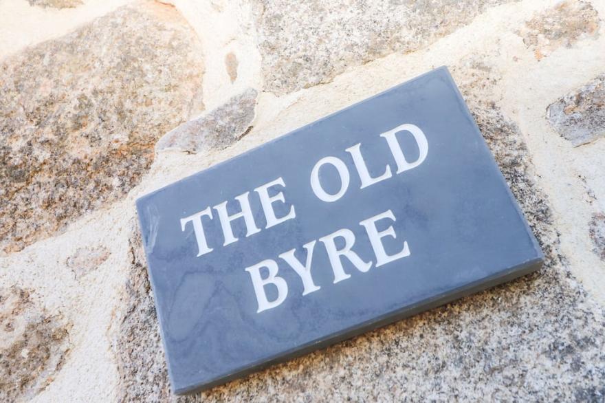 THE OLD BYRE, pet friendly, luxury holiday cottage in Mawnan Smith