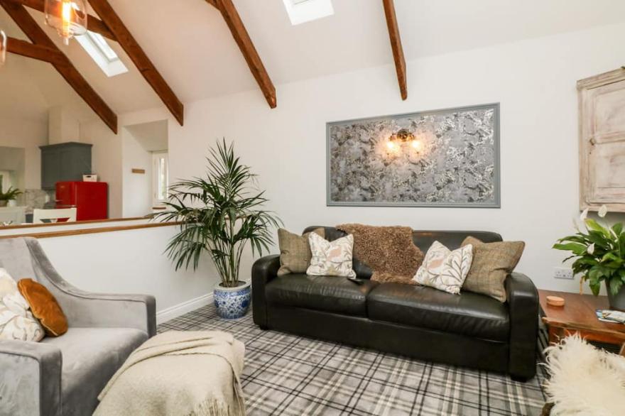 THE OLD BYRE, pet friendly, luxury holiday cottage in Mawnan Smith