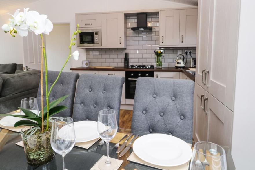 GRIZEDALE LODGE, pet friendly, with a garden in Windermere