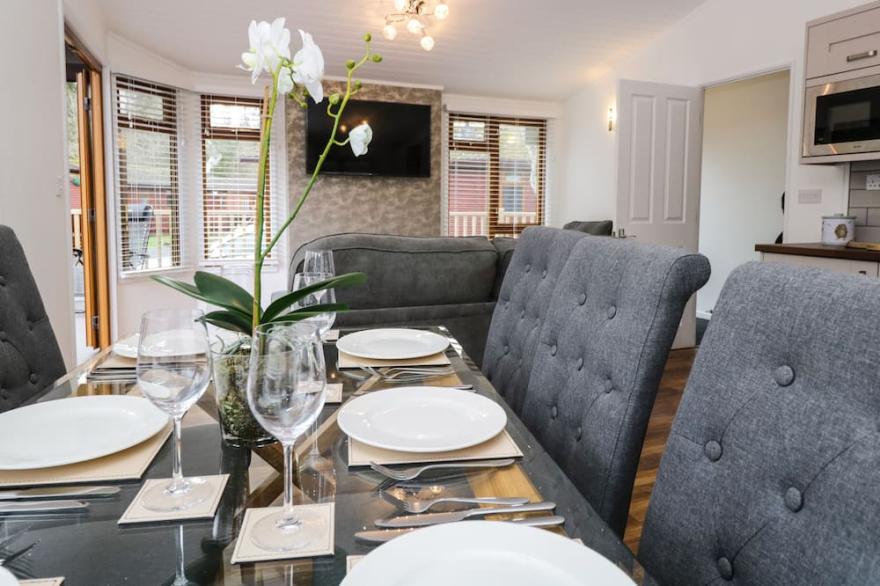 GRIZEDALE LODGE, pet friendly, with a garden in Windermere