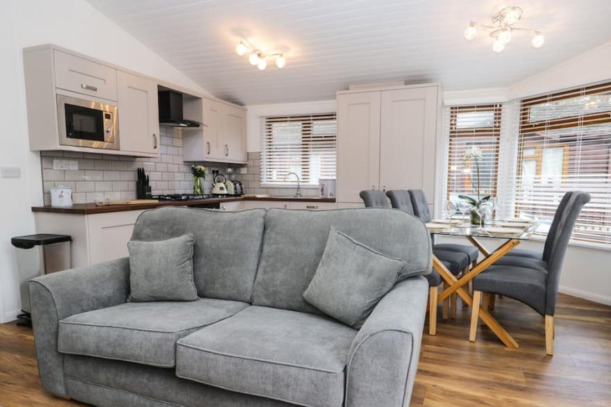 GRIZEDALE LODGE, pet friendly, with a garden in Windermere