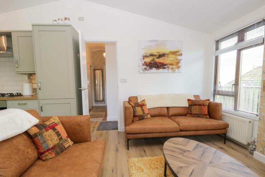 BROAD OAK LODGE, family friendly, with hot tub in Windermere