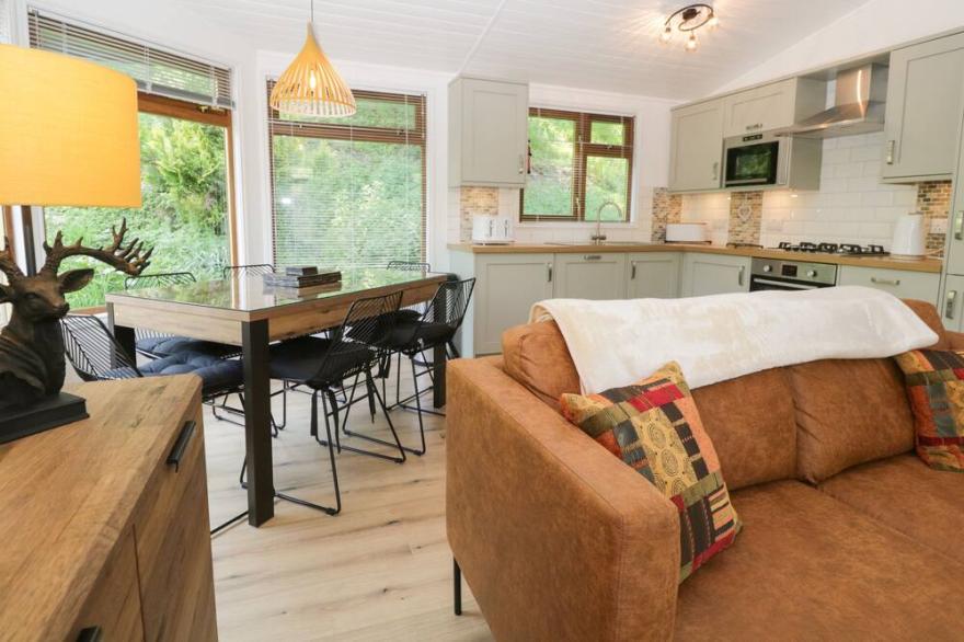 BROAD OAK LODGE, family friendly, with hot tub in Windermere