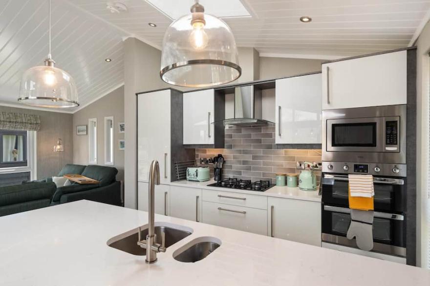 Trevelyn Lodge - Luxury Lodge, Hot Tub, Close to Beach
