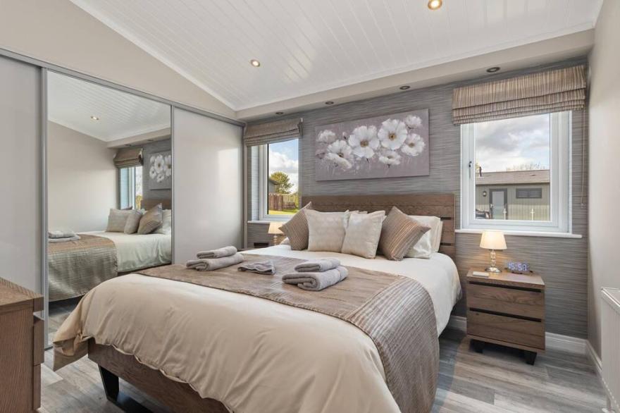 Trevelyn Lodge - Luxury Lodge, Hot Tub, Close to Beach