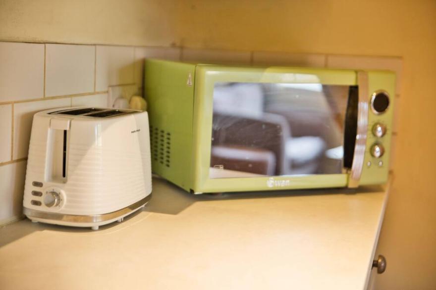 Cosy Contained Riverside 1bed - 2 Floors - Parking