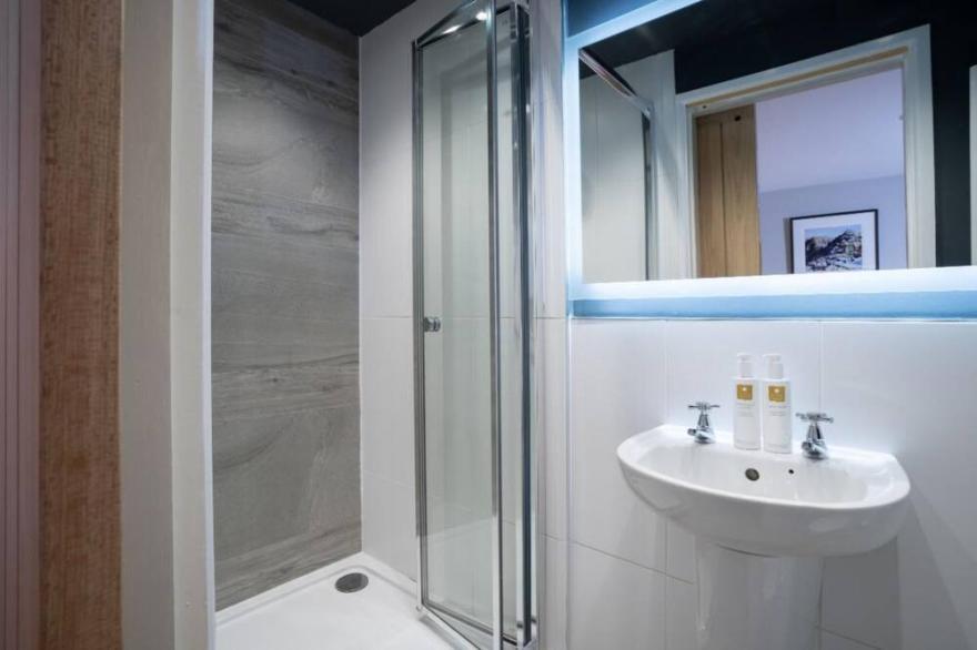 Contemporary 1BR Home+ Parking - Quiet - Ambleside