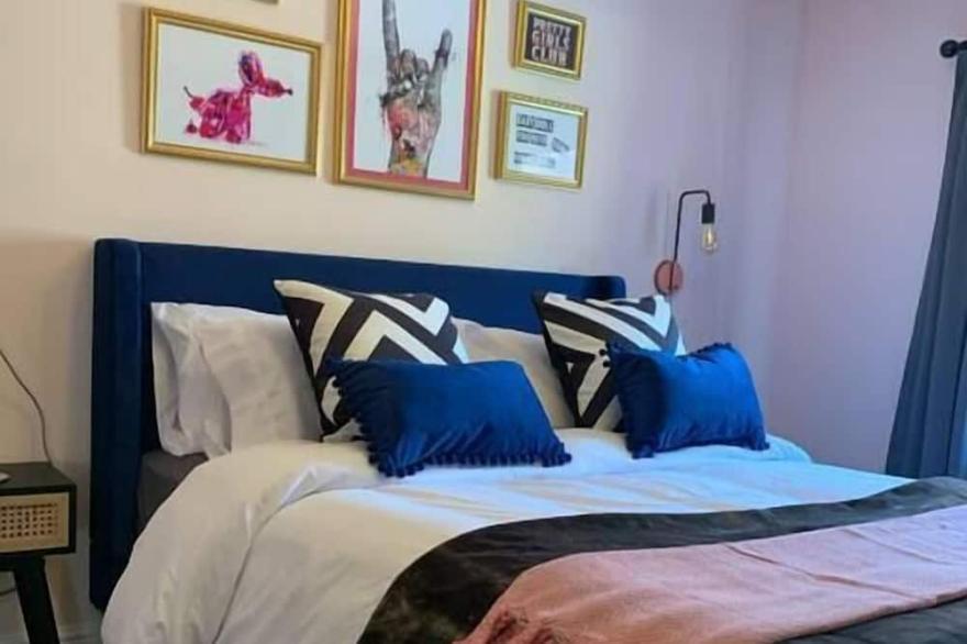 Quirky 3 bed holiday home with Wood-fired Hot-tub