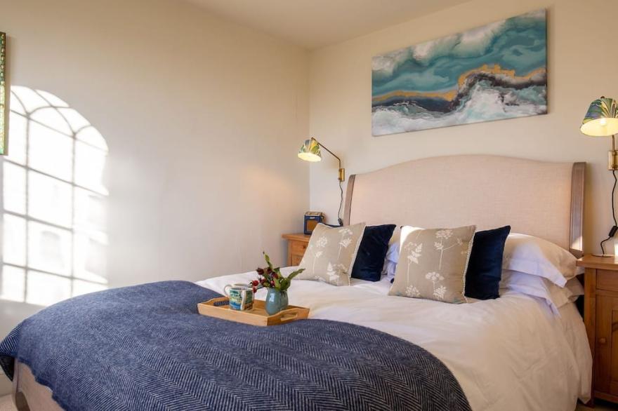 Rose Cottage, Rodborough - sleeps 6 guests  in 3 bedrooms