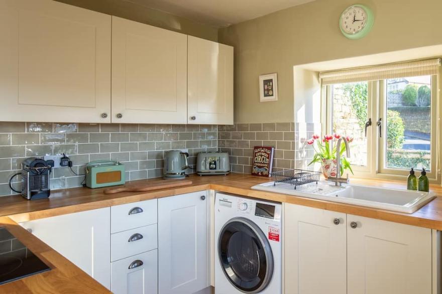 Rose Cottage, Rodborough - sleeps 6 guests  in 3 bedrooms