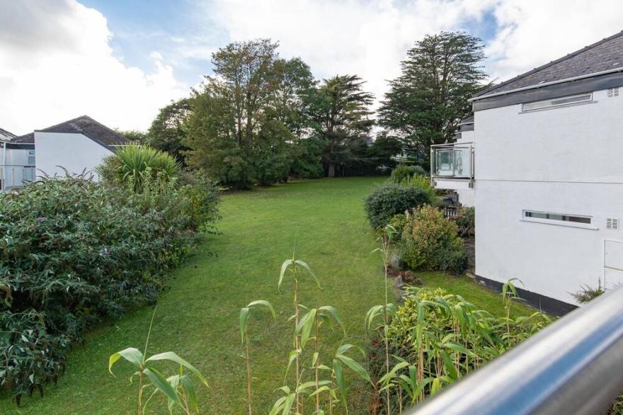 25 Coedrath Park - Sea Views from Balcony, Short Walk to Beach,  Parking
